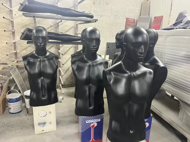 צביעת בובות ראווה בשחור מט