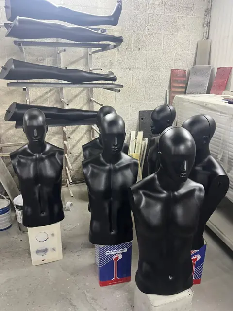 צביעת בובות ראווה בשחור מט